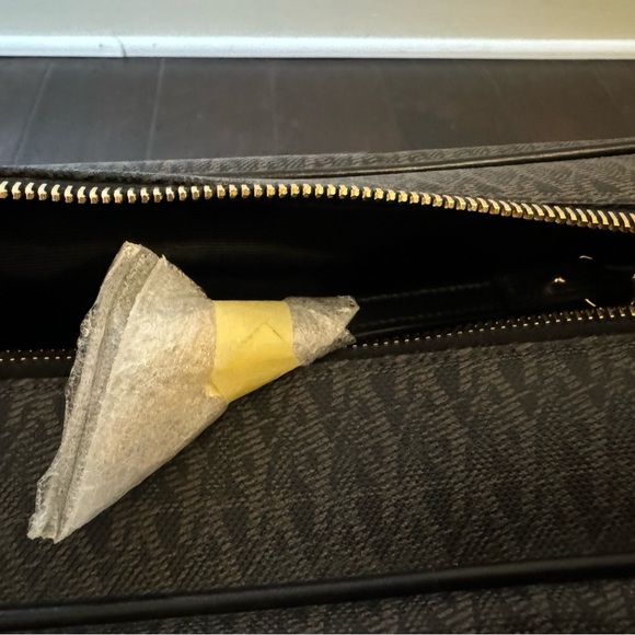 Saint Laurent Toile Monogram -Authenticity Card,Strap, Dustbag,lock/key included - Picture 13 of 16